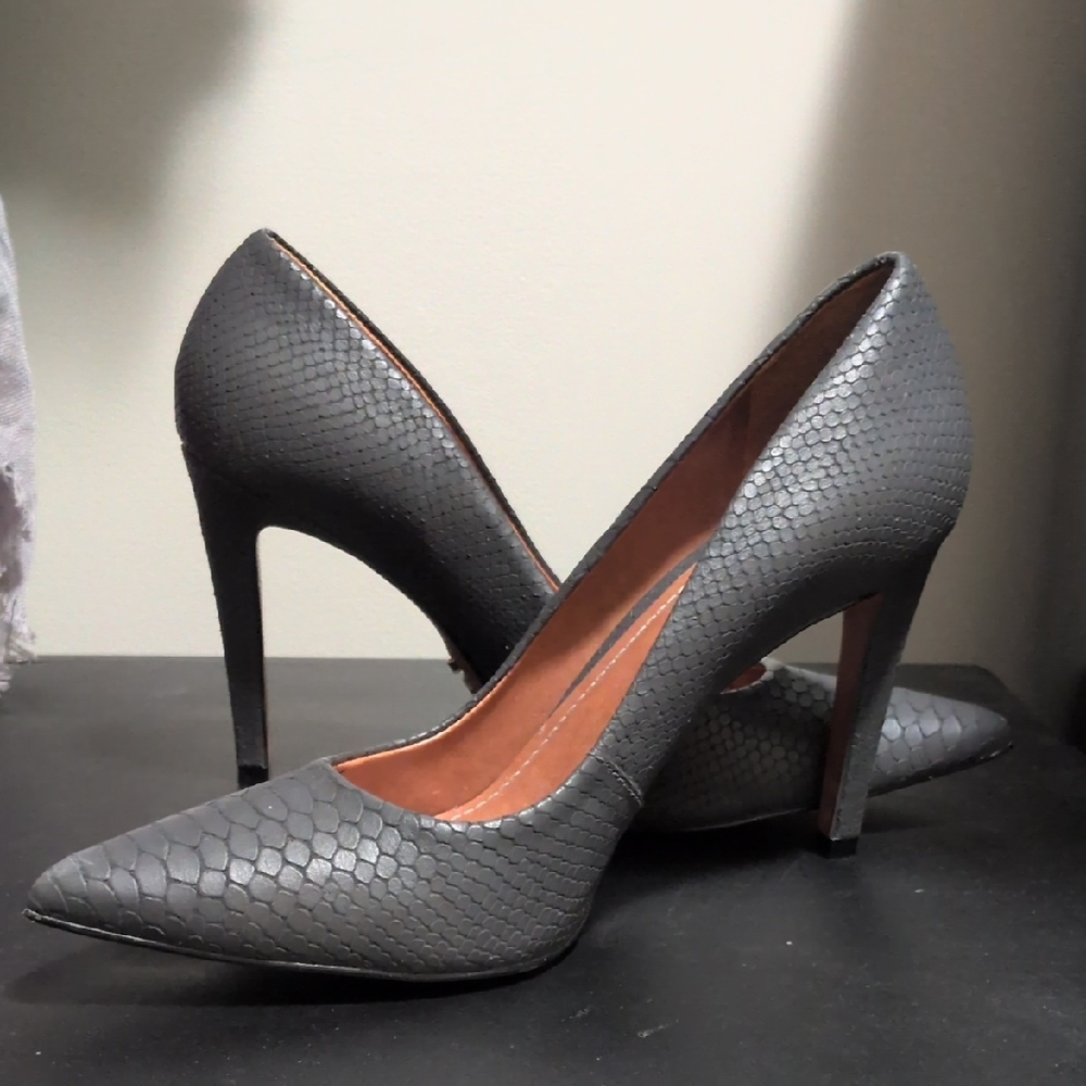 Elegant Gray Textured Women's Heels